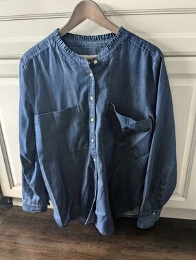 Gorgeous Soft Chambray LOFT Button Down Ruffle Edge Top Large